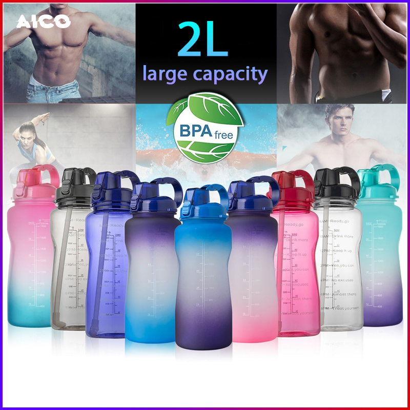AICO ขวดน้ํา 2 ลิตร ขวดน้ำพลาสติก ขวดน้ำ สไตล์สปอร์ต  ขวดน้ำมีฝา พร้อมหลอด ปลอดสาร BPA แบบหูหิ้ว สำหรับพกพ