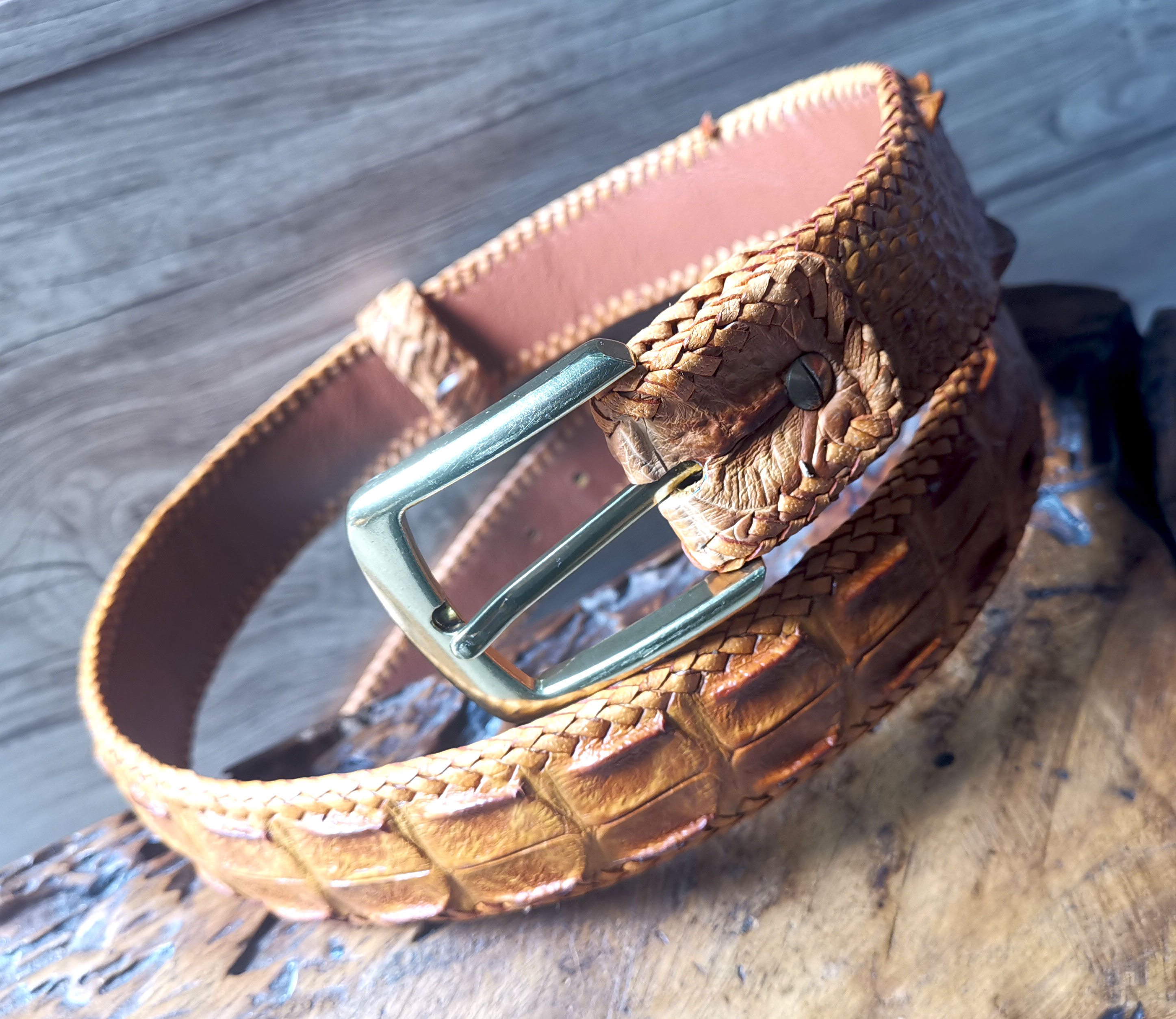 "เชิญเยี่ยมชมได้ที่ร้าน Thai Complex" เข็มขัดหนังจระเข้แท้ (สีแทน) พร้อมกับโหนกสวยๆ รุ่น 2 กระดูกคู่ เป็นหนังแผ่นเดียวยาวตลอดเส้น 47 นิ้ว ราคา 1,650 บาท*ส่งฟรี