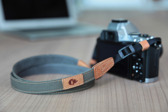 Aeskimo สายคล้องกล้อง Mirrorless รุ่น Aive Skinny Strap (Cotton) -สีเขียว Vintage Green Aeskimo สายคล้องกล้อง Mirrorless รุ่น Aive Skinny Strap (Cotton) -สีเขียว Vintage Green