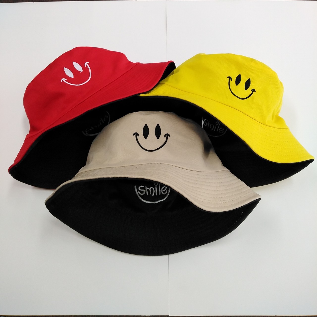 AM0031หมวกบักเก็ตใส่ได้ 2ด้าน หมวก bucketสไตล์ญี่ปุ่น ทั้งชายและหญิงสามารถสวมใส่ได้  ลายปักหน้ายิ้ม หมวกแฟชั่น