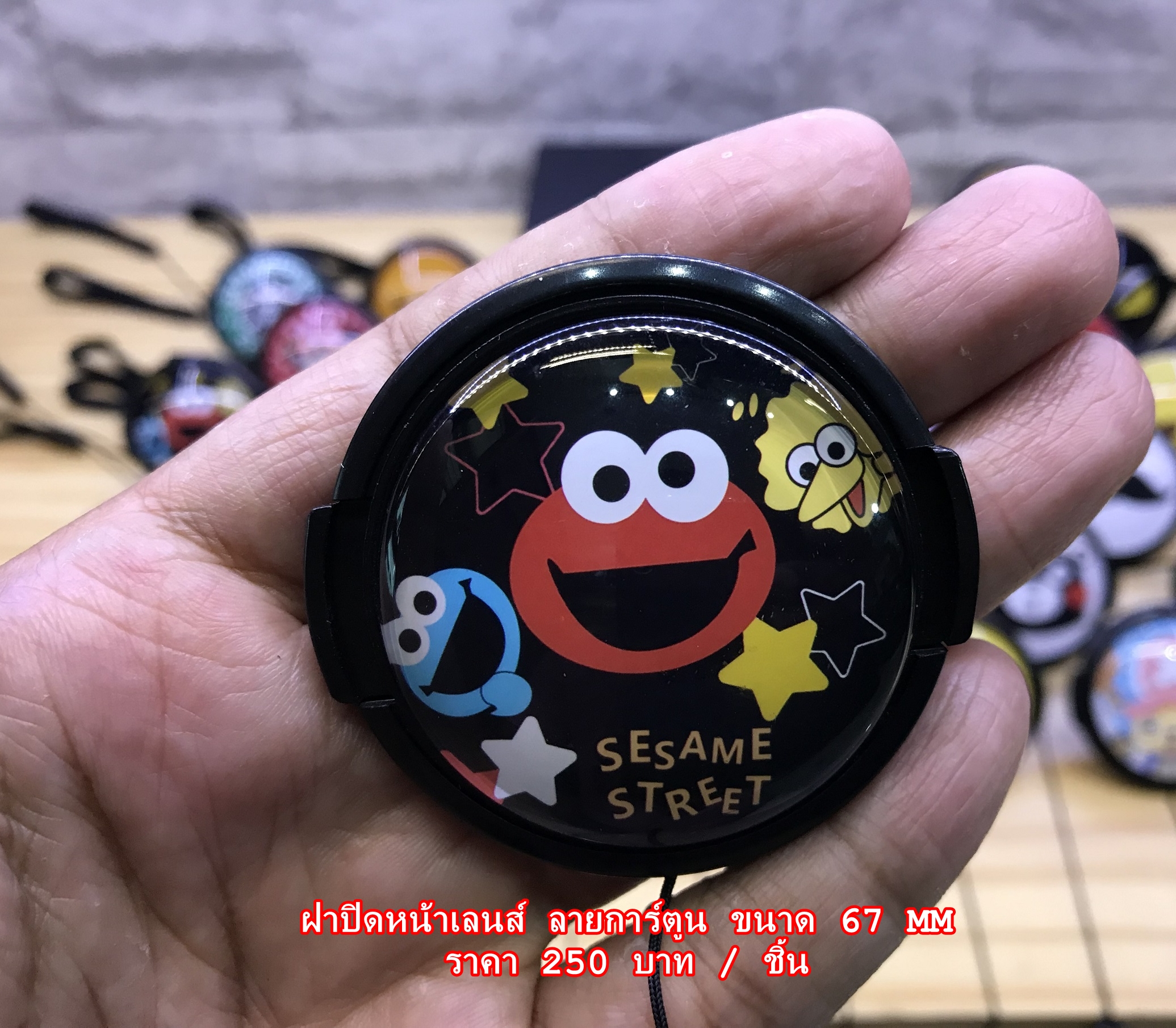 เซ็ตสายคล้องกล้อง ฝาปิดหน้าเลนส์ และตัวปิดช่องแฟลช ลาย Elmo cookie monster ขนาด 37- 67 mm