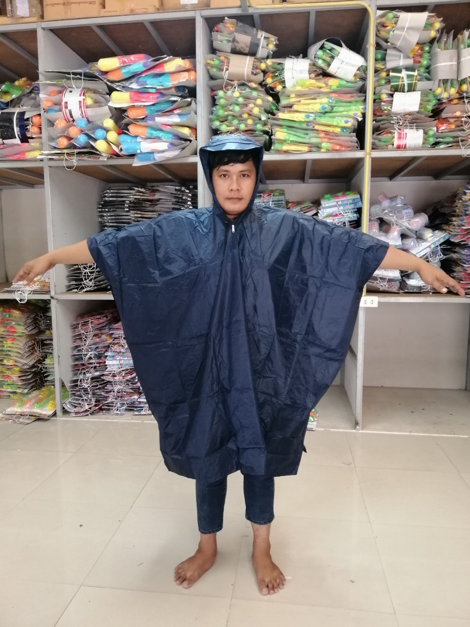 เสื้อกันฝนงานไทย(AS0046) มอไซต์ คุณภาพคุ้มราคา ขนาดใหญ่  ผ่าข้าง มีหมวก ทรงค้างคาว ราคาถูกสุด พร้อมถุงใส่เสื้อฝน (สำหรับผู้ใหญ่)