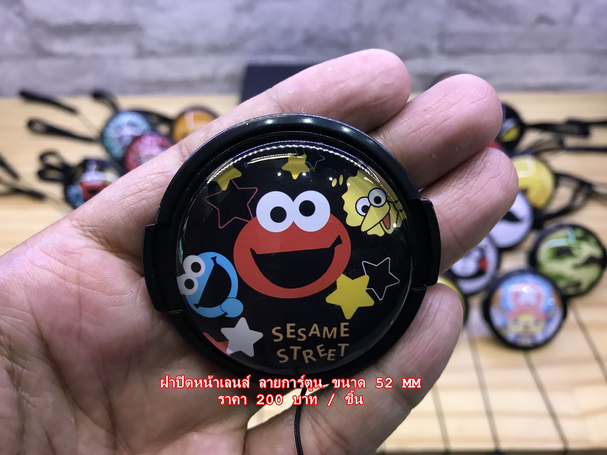 เซ็ตสายคล้องกล้อง ฝาปิดหน้าเลนส์ และตัวปิดช่องแฟลช ลาย Elmo cookie monster ขนาด 37- 67 mm