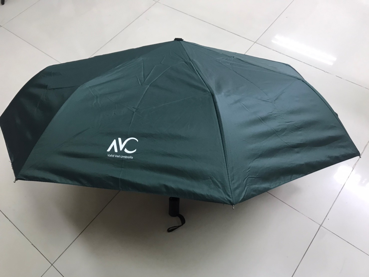 Umbrella ร่มพับ 3 ตอน กัน UV กันฝน☔️น้ำหนักเบา พกพาได้สะดวกมีความสวยงามสามารถใช้ได้ทุกฤดู ผลิตจากวัสดุคุณภาพดีขนาดของร่มยาว 26*96*65 CM. -VAC-