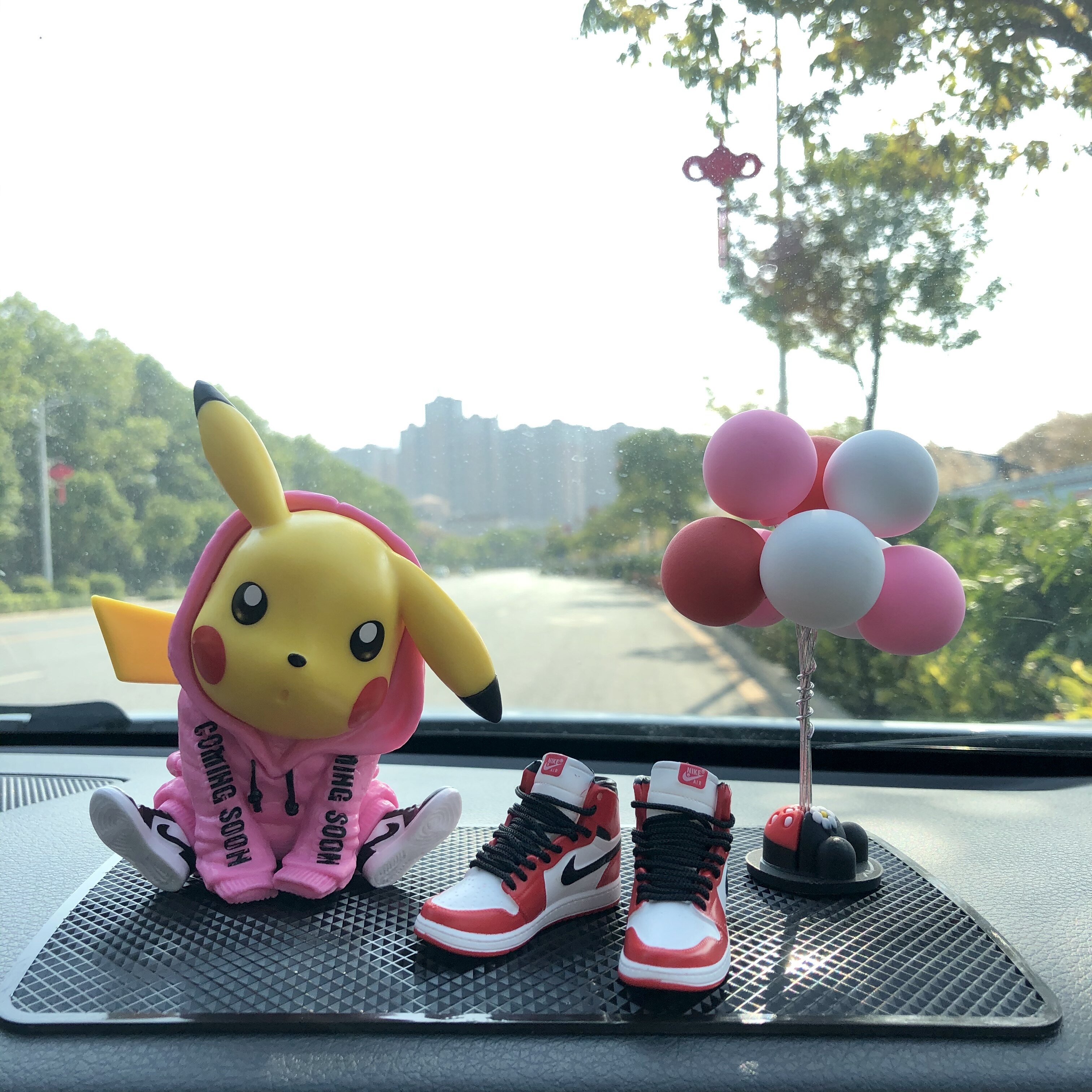 เครื่องประดับรถยนต์บุคลิกภาพความคิดสร้างสรรค์ PikachuAJรองเท้าผ้าใบมือทำรถตกแต่งตุ๊กตาสั่นเสียงสุทธิเครื่องประดับห้องสีแดง