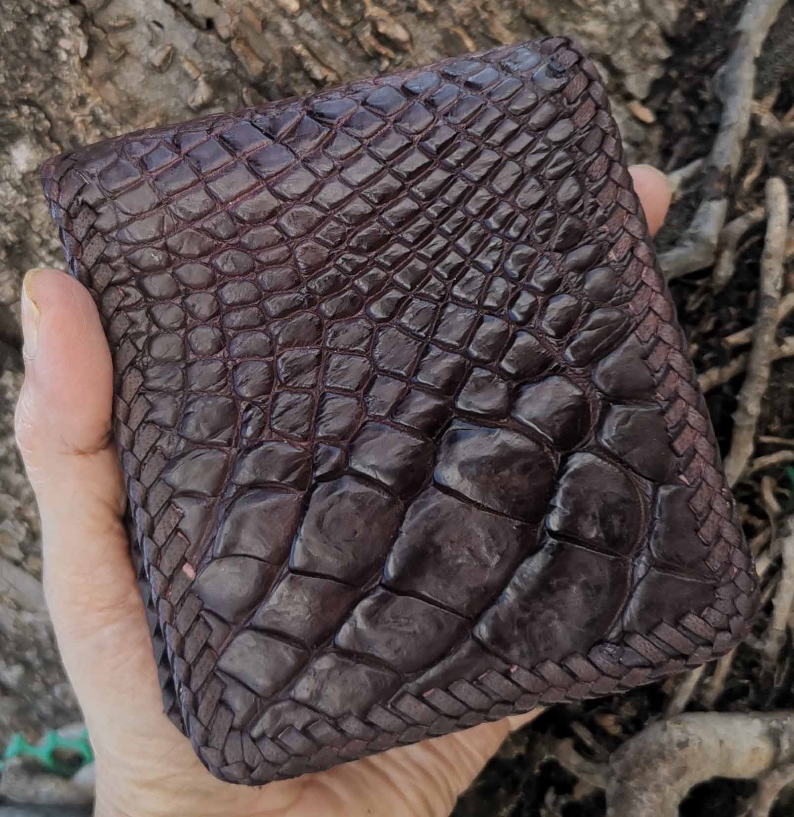 "เชิญเยี่ยมชมได้ที่ร้าน BestCare"กระเป๋าสตางค์ สวยๆ สีน้ำตาล หนังจระเข้แท้ทั้งภายนอกและภายใน โดดเด่นไม่เหมือนใคร ราคา 1,600 บาท*ส่งฟรี