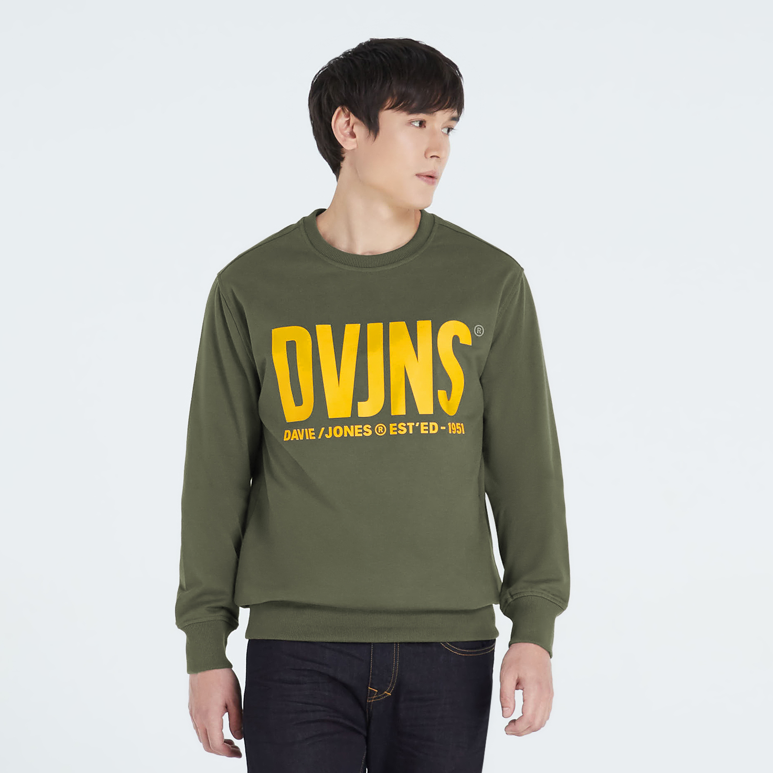 DAVIE JONES เสื้อสเวตเตอร์ สเวตเชิ้ต พิมพ์ลายโลโก้ สีกรม สีเทา สีเขียว สีเหลือง Logo Sweater SW0003NV GY GR CD YE
