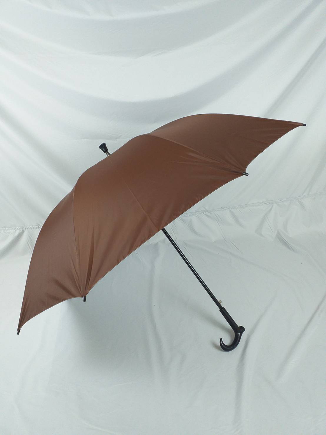 ร่มกอล์ฟ ร่มคันใหญ่ เปิดออโต้ รหัส28141-2 แกนเหล็ก ผ้าสีดำ ด้ามไม้เท้า ร่มกันแดด กันน้ำ ร่มดำ ผลิตในไทย golf umbrella