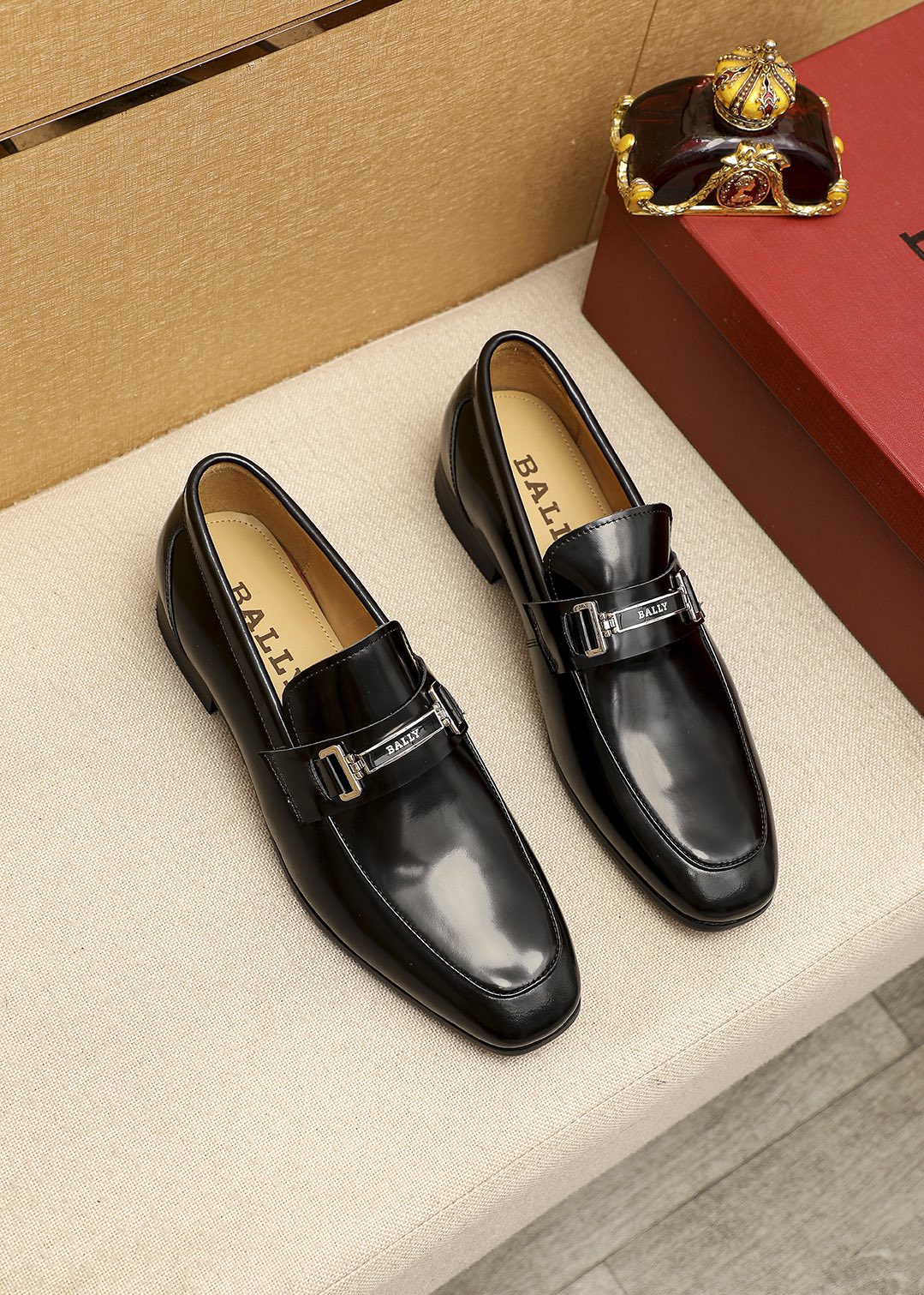 BALLY รองเท้าหนังผู้ชายชั้นบนสุด หนังวัว รองเท้าธุรกิจแบบสบาย รองเท้าหนังแท้สำหรับผู้ชาย รองเท้าทันสมัย หัวเข็มขัดแบบ Horsebit ราคา 11,756 บาท*ส่งฟรี
