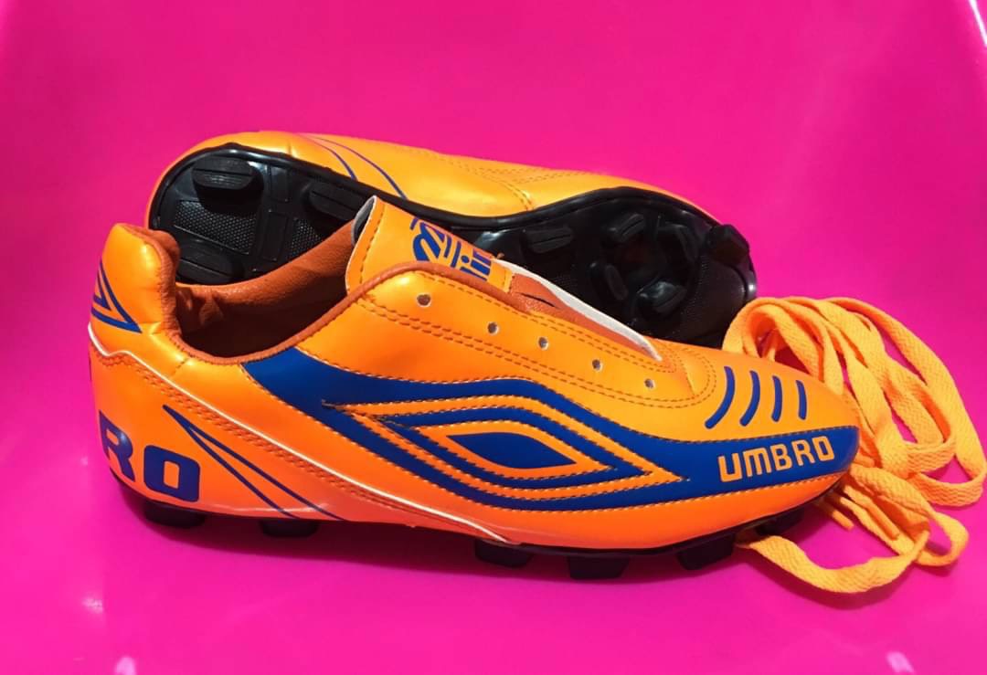 รองเท้าเด็กสตั๊ดUmbro SIZE.31-39 *มี 5 สี* ยืดเกาะได้ดี สีสันโดดเด่น รองเท้ากีฬา รองเท้าเด็กใส่เล่นฟุตซอล-ใส่เล่นฟุตบอล รองเท้าเพื่อสุขภาพ