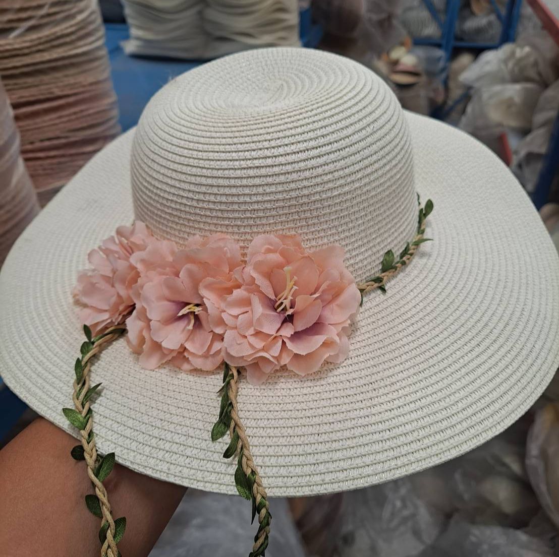 หมวกสานปีกกว้าง หมวกแฟชั่นตกแต่งดอกไม้