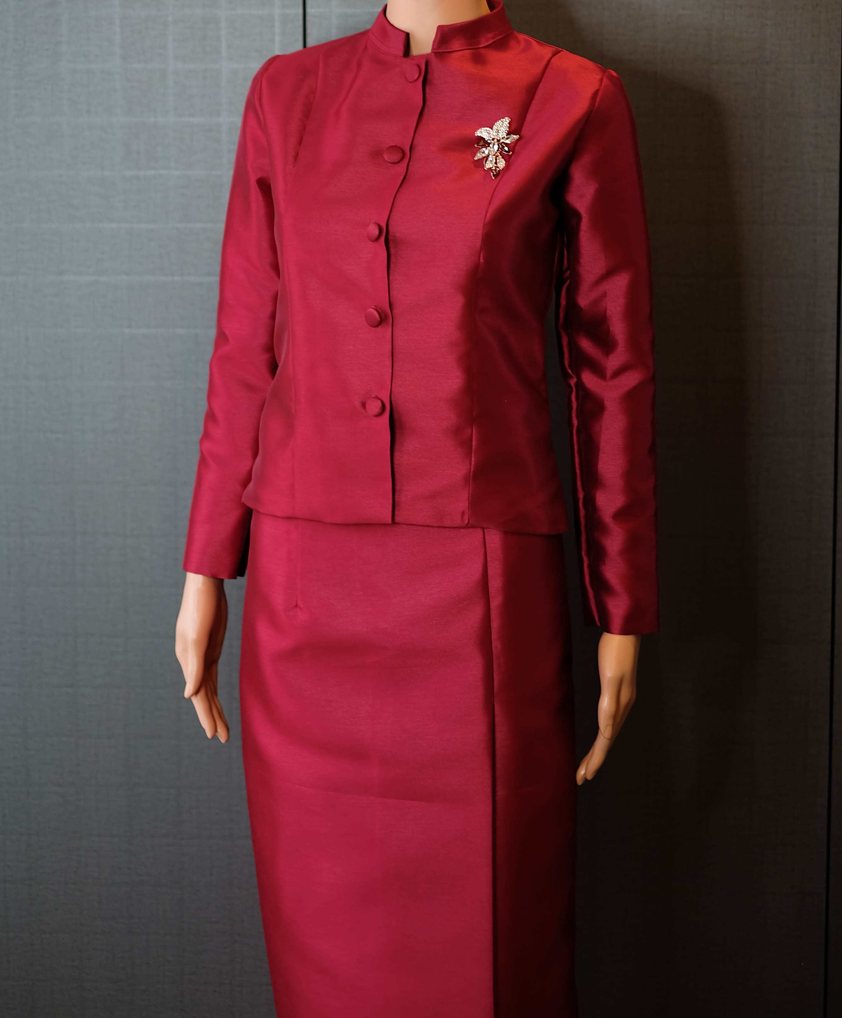 ชุดไทยบรมพิมาน มี 8 สี ผ้าไหมอิตาลีสุดหรู (ดำ ขาว แดง ม่วง ชมพู เหลือง ฟ้า โอโม่) ได้ทั้งเสื้อและผ้าถุง ใส่ซับในอย่างดีทั้งตัว