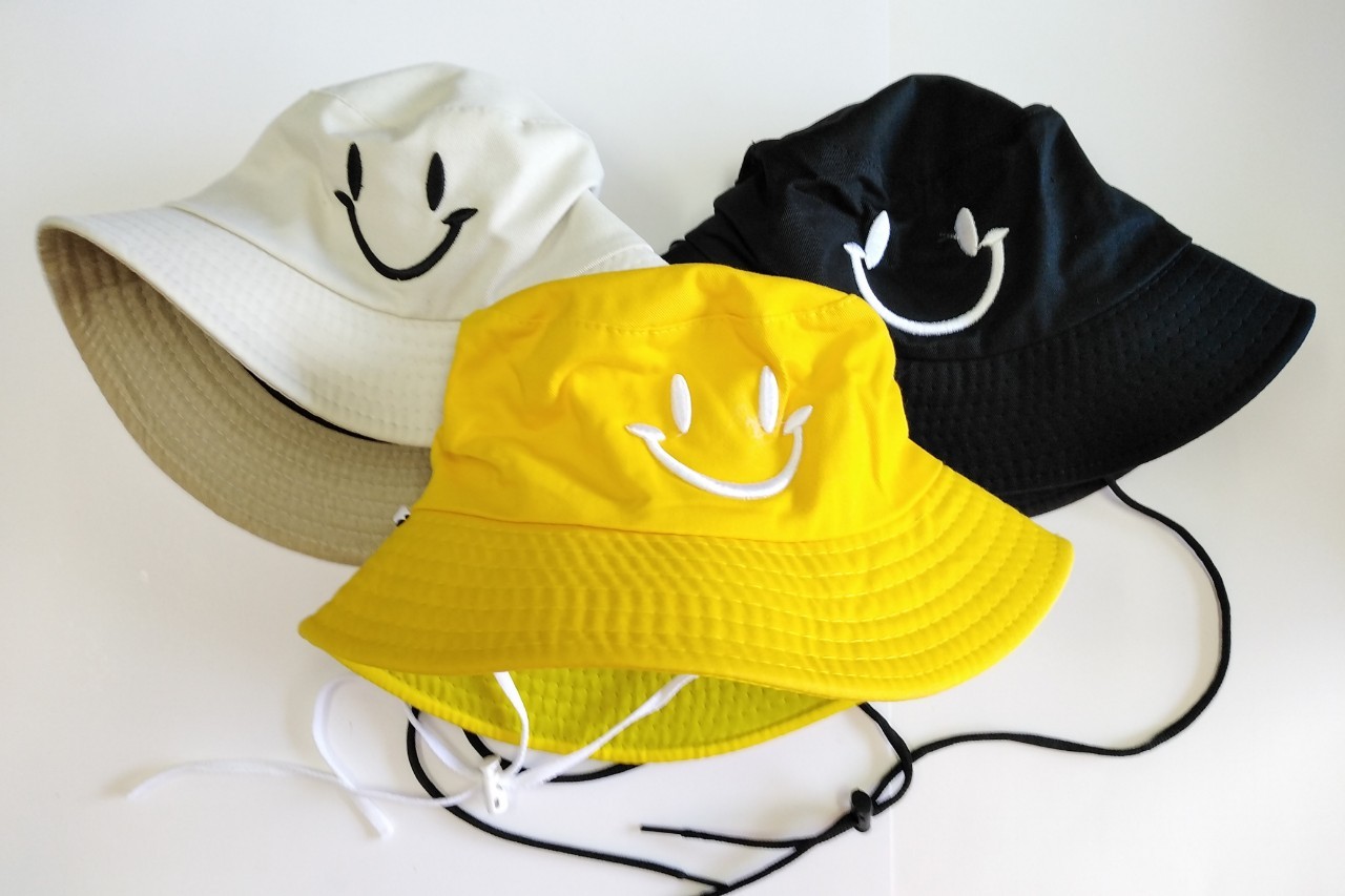 หมวกBucket หมวกบั​กเก็ต​ หมวกบักเก็ต หมวก​บั​กเก็ต​ หมวกบัคเก็ต ลายปักยิ้ม  มีหลายสี มีเชือกรัดใต้คาง