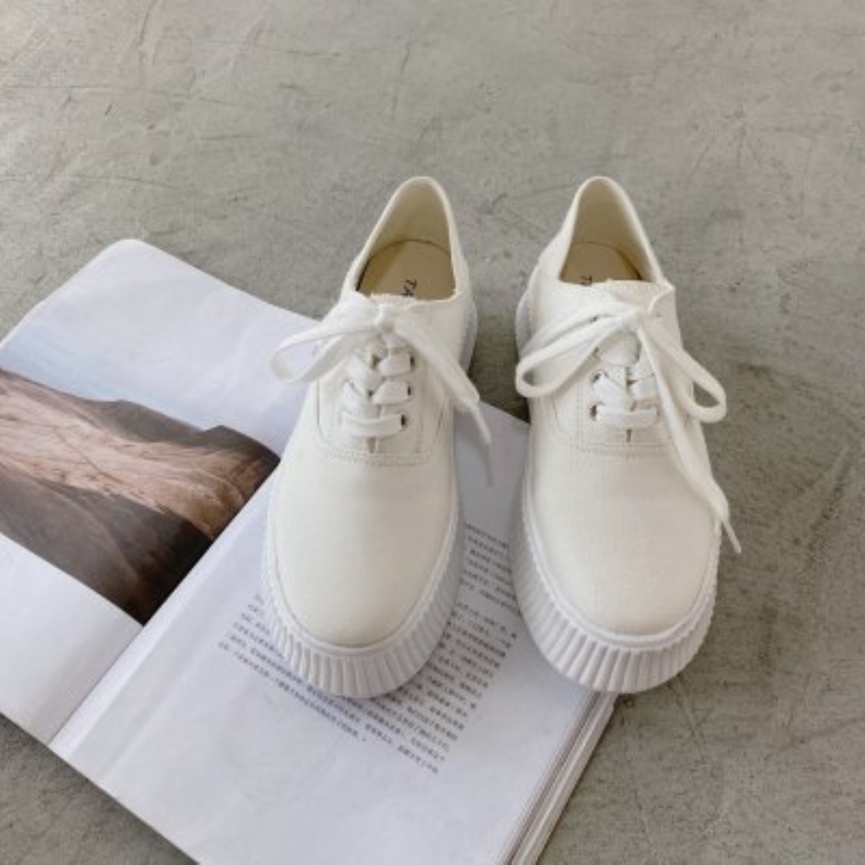 2021 spring and autumn new ladies low top canvas shoes casual all match thick soled street shooting white shoes