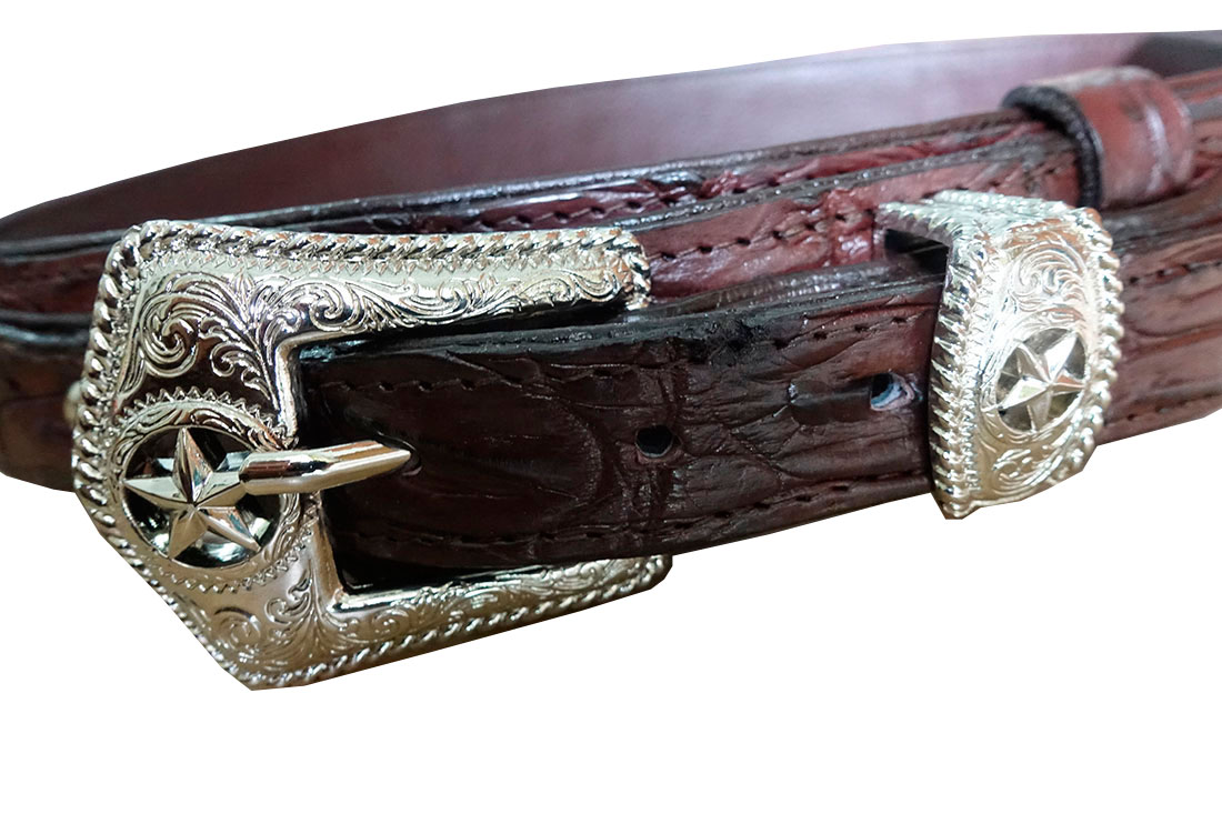 หนังแท้ของแท้ ต้องที่ร้านMaxamDesign เข้มขัดหนังจระเข้แท้ สำหรับเอกบุรุษ เช่นคุณ หัวดาวสีน้ำตาล เหมาะสำหรับ ตัวของท่านเอง ราคา 1,800 บาท*ส่งฟรี