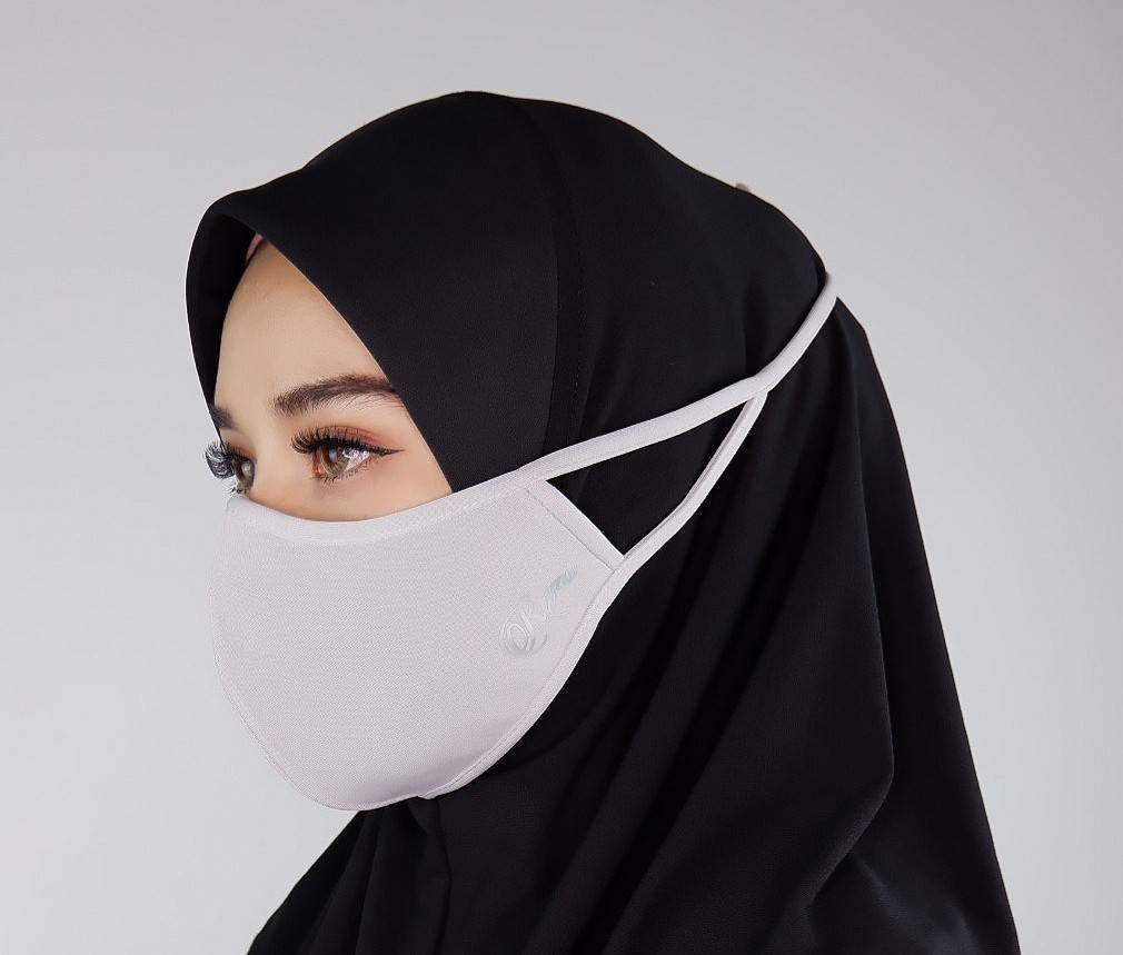 หน้ากากผ้า​ 2  ชั้นเหมาะกับสาวๆที่สวมฮีญาบ​ ใส่ง่าย​ ไม่ต้องเกี่ยวหู​  แค่ผูกหลัง  เนื้อผ้า​ stretchable lycra