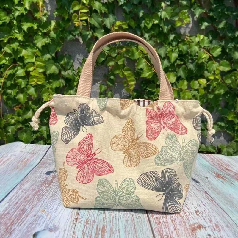 กระเป๋าใส่อาหารกลางวันแบบมีเชือกรูดสำหรับนักเรียนไปทำงานกล่องอาหารกลางวันพร้อมกระเป๋าใส่ข้าวกระเป๋าใส่กล่องอาหารกลางวันกระเป๋าผ้าใบน่ารักสไตล์ตะวันตก ราคา 129 บาท*ส่งฟรี