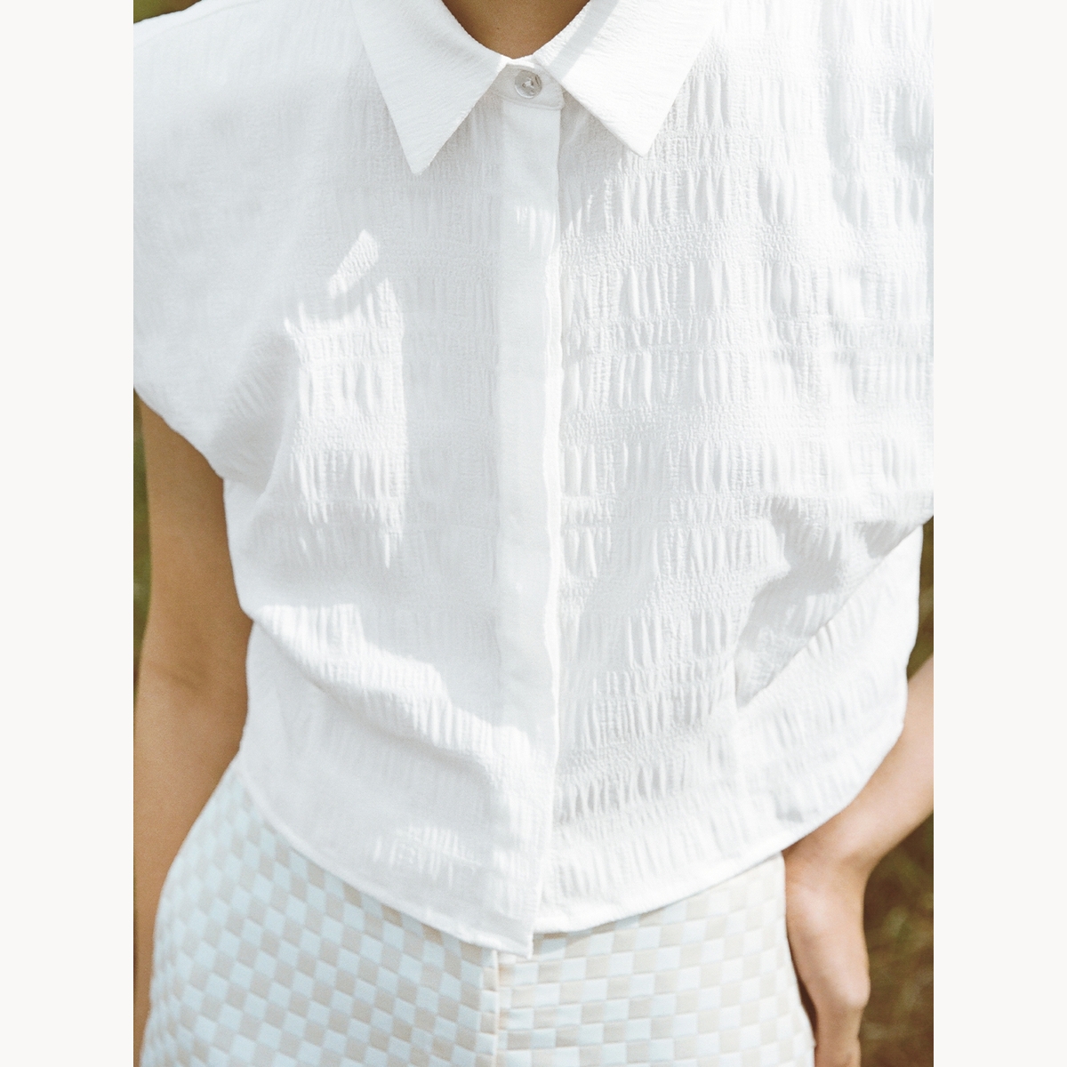 Pomelo Cropped Texture Button Up Top เสื้อตัวยาว ผู้หญิง