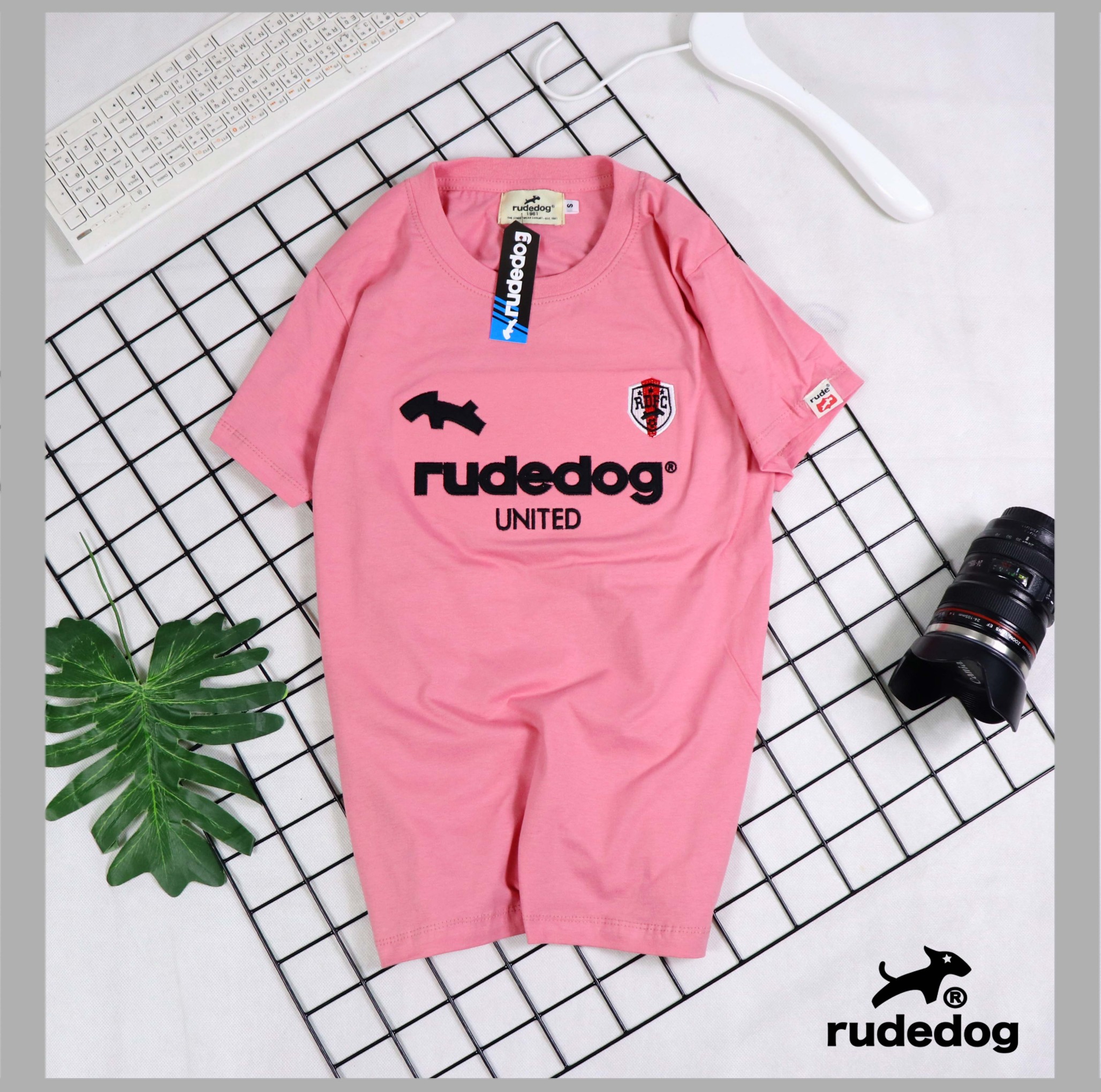 เสื้อยืดคอกลม เสื้อแขนสั้นชายหญิง Rudedog มือ1ใหม่งานป้ายใส่นุ่มสบายระบายผ้าค็อตต้อลแท้ ไซค์S M Lมีหลายสีให้เลือก สินค้าตรงปกพร้อมจัดส่ง