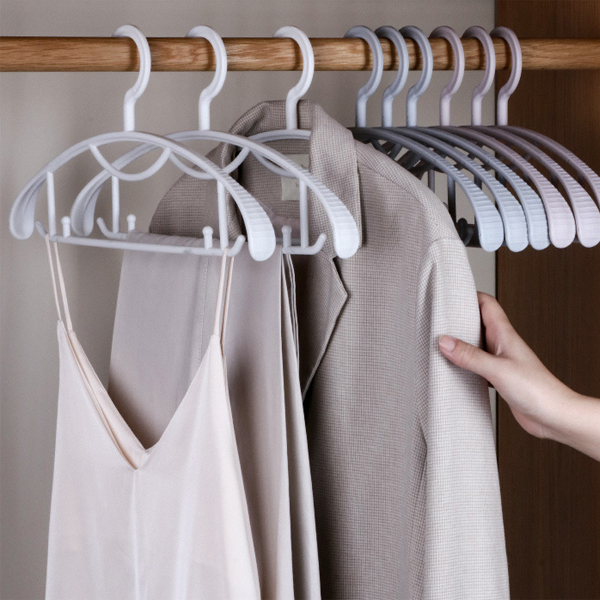 ไม้แขวนเสื้อพลาสติก 1แพค/10ชิ้น ไม้แขวนเสื้อ ขอบพลาสติกกันลื่น ไม้แขวน ไม้แขวนพลาสติก ที่แขวนเสื้อ ขอบพลาสติกกันลื่น ราคา 170 บาท*ส่งฟรี